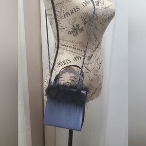 Grey Feather Top Handbag. 🌴